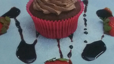 Cupcakes de chocolate com morango
