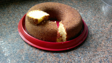 Bolo de fubá com queijo e coco