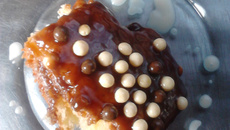 Bolo molhadinho com leite de coco e calda de brigadeiro