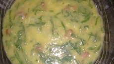 Caldo verde de mandioca com mandioquinha