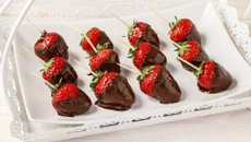 Espetinho de morango e chocolate