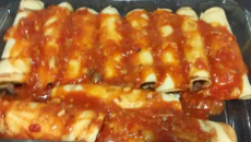 Panqueca de carne com molho de tomate