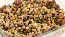 Feijão tropeiro com feijão de corda