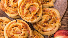 Pão recheado com presunto e queijo