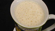 Vitamina quente de Ades banana com maçã e leite de coco