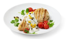 Peito de frango cremoso com alcaparras