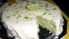 Bolo de limão com gelatina e iogurte