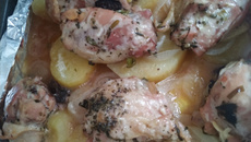 Frango ao forno com batata e cebola