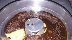 Bolo de farinha de trigo com cobertura de chocolate