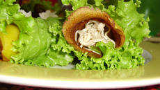 Salada verde com mini panqueca de cenoura