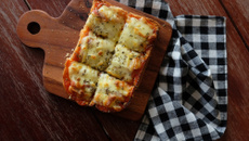 Pizza de tabuleiro com pão de forma