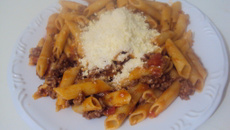 Penne ao molho salsaretti com carne moída