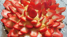 Torta de leite em pó com morangos