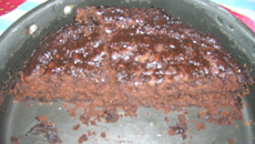 Bolo de chocolate com cobertura surpresa (sem ovos)