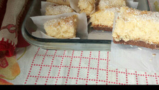 Bolo com massa de chocolate e leite condensado recheado com beijinho de coco