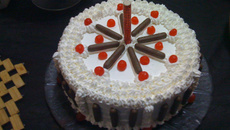 Bolo de chocolate com recheio de chantilly e cerejas