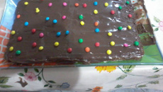 Bolo com cobertura de chocolate e M&M's