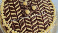 Bolo mesclado com cobertura de chocolate