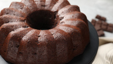 Bolo de chocolate simples, fofinho e aerado não precisa de batedeira nem liquidificador