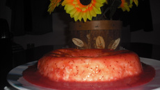 Pudim com calda de morango