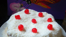 Bolo de bolacha com toque de café, natas e cerejas