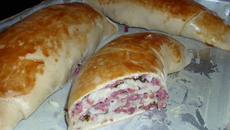 Pizza enrolada com recheio misto