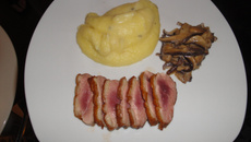Magret de pato com purê trufado e shitake