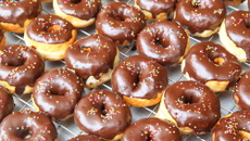 Rosquinha frita com cobertura de chocolate meio amargo