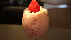 Merengue de morango com suspiros