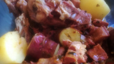 Costela bovina com batata e agrião