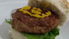 Hambúrguer caseiro de pernil com bacon e raspas de limão