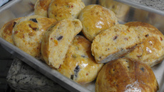 Pãezinhos de manteiga com tomate seco