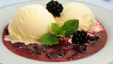 Sopa quente de frutas vermelhas com sorvete