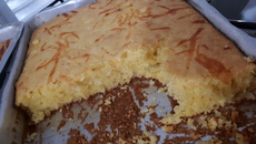 Bolo de farinha de milho com queijo