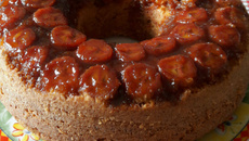 Bolo de iogurte com banana caramelizada