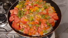 Arroz de frigideira com carne moída e legumes