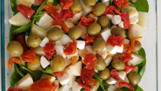 Salada de rúcula com palmito e azeitonas