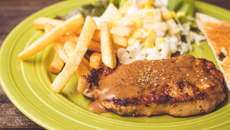 Alcatra suína agridoce com creme de milho e palitos de mandioca