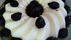 Manjar branco com calda de ameixas