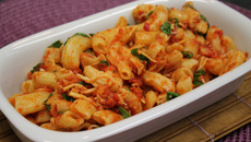 Macarrão com tomate seco e rúcula