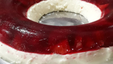 Sobremesa de morango com gelatina e pudim