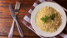 Arroz integral na panela de pressão