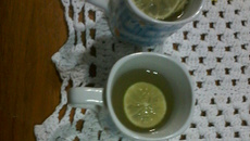 Chá de capim cidreira com limão e gengibre