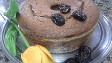 Bolo de chocolate e ameixa fofinho