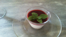 Panna cotta light com geleia de morango