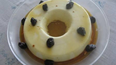 Delicioso creme de coco com calda de caramelo