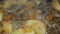 Carne assada com batatas