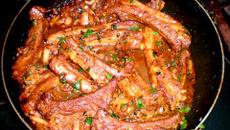 Costelinha de porco com pinhão