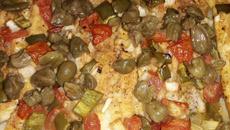 Filé de polaca assado com alcaparras