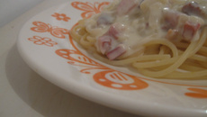 Macarrão ao molho branco  com bacon ou presunto